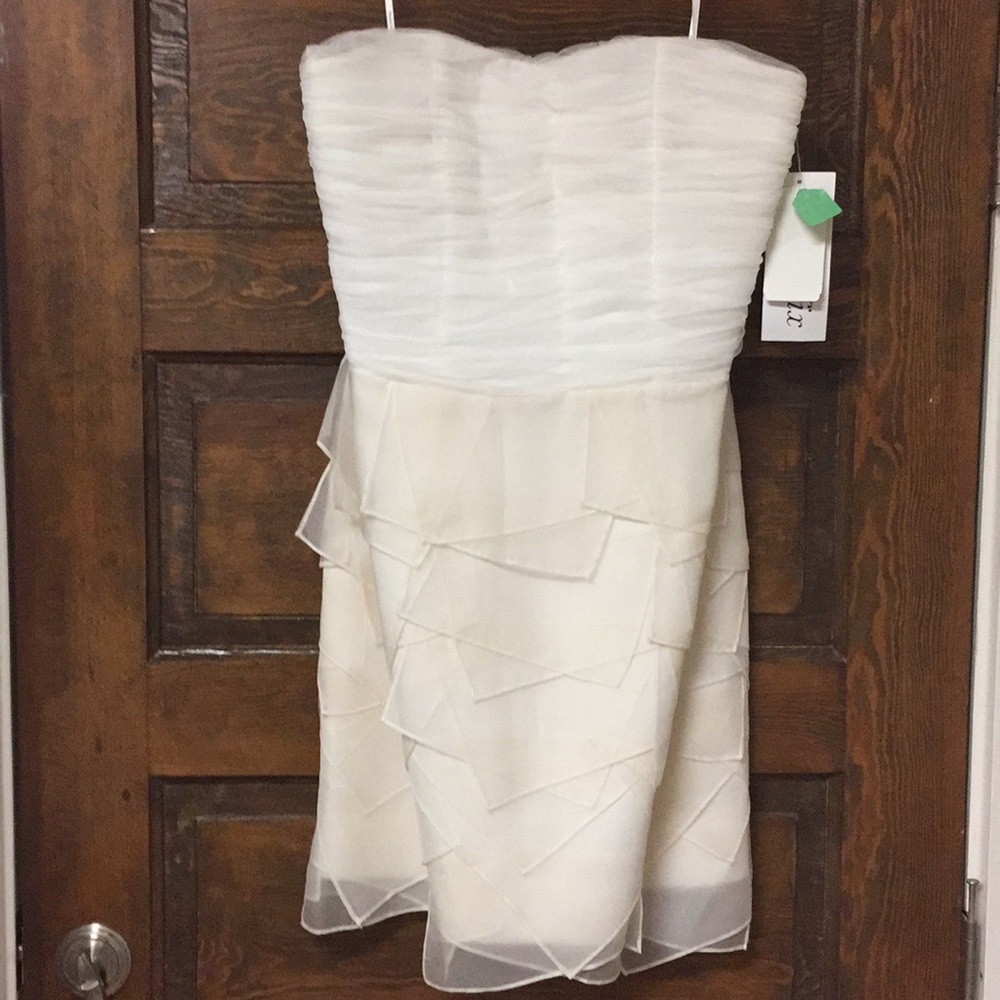 Beautiful white strapless dress!!!
